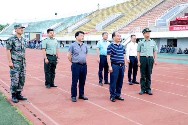 副校长陈玉林带队观看军事比武竞赛2_副本.jpg