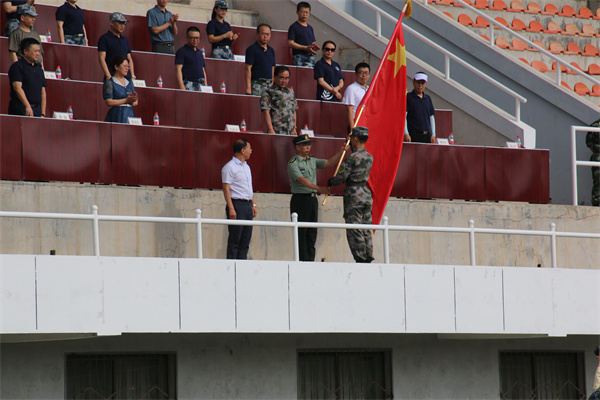 校党委副书记闫祖书同志为军训旅授旗.jpg