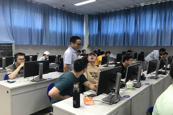 实训教师指导学生02_副本.jpg