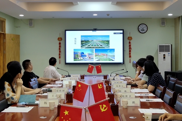 召开新生家长会_副本.jpg