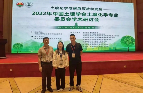 段成娇与方临川研究员合影留念_副本.jpg