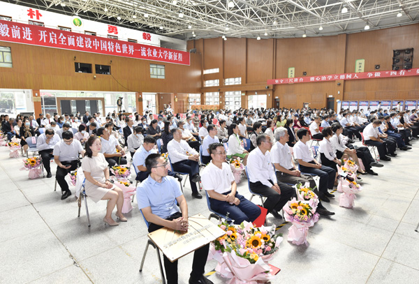 学校2022年教师节表彰大会会场--支勇平摄影.JPG