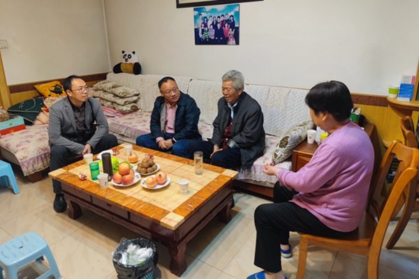 张海成书记看望王辉教授_副本.jpg