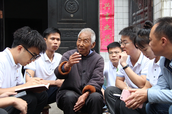 秦永华给助力团成员讲述抗美援朝故事_副本.jpg