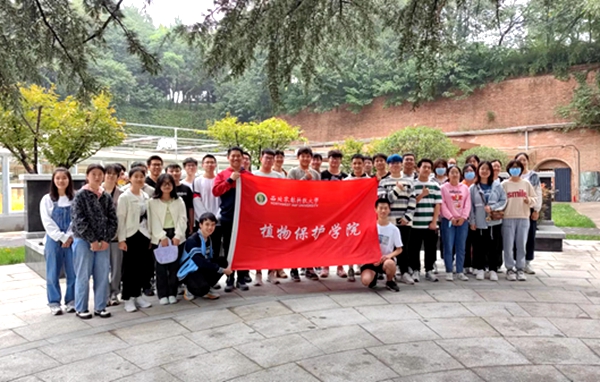 学生东南窑合影_副本.jpg