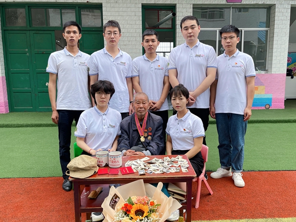 助力团成员和抗美援朝老兵黄金生合影留念_副本.jpg