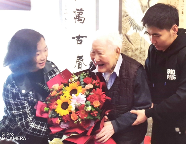 图3 向老党员熊运章老师献花_副本.jpg
