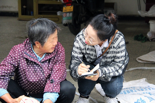 助力团成员了解村民生产生活_副本.jpg
