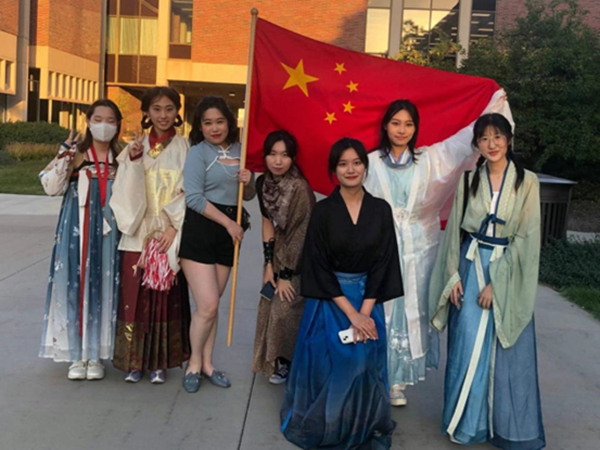 食品学子的海外汉服秀_副本.png