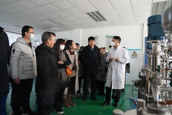 参会代表参观课题二承担单位领先生物农业股份有限公司相关技术产品_副本.png