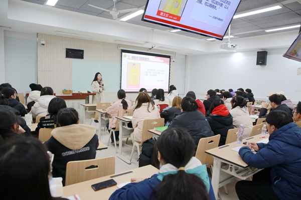 5马克思主义学院青年教师关慧丹正在给学生上科学第一课_副本.jpg