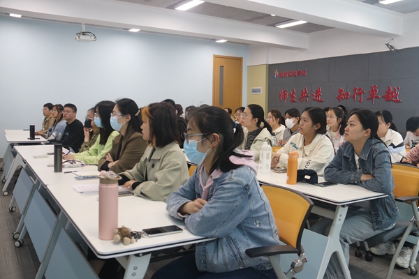 同学们认真听报告_副本.jpg