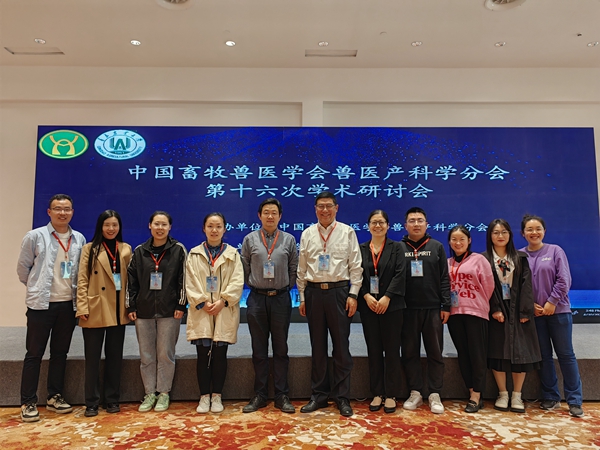 参会师生合影1_副本.jpg