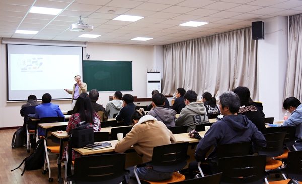 举办黄志峰教授学术报告会_副本.jpg