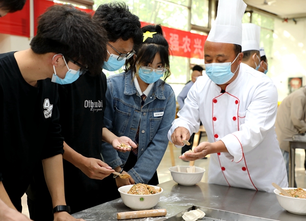 学生饮食服务中心厨师 杨军楼_副本.jpg