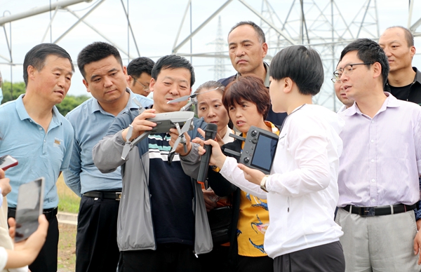 参会人员进行现场实践_副本_副本.jpg