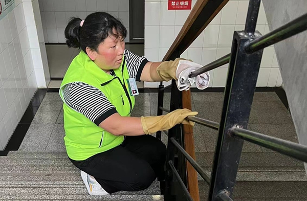 学生公寓保洁员 朱改利_副本.jpg