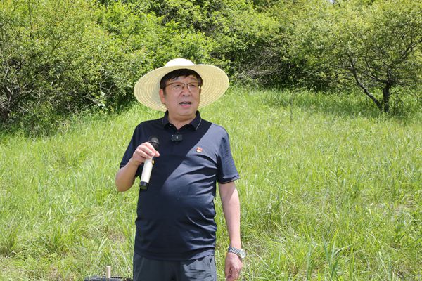 02吴普特在火地塘生物学综合实习现场为师生上党课.jpg