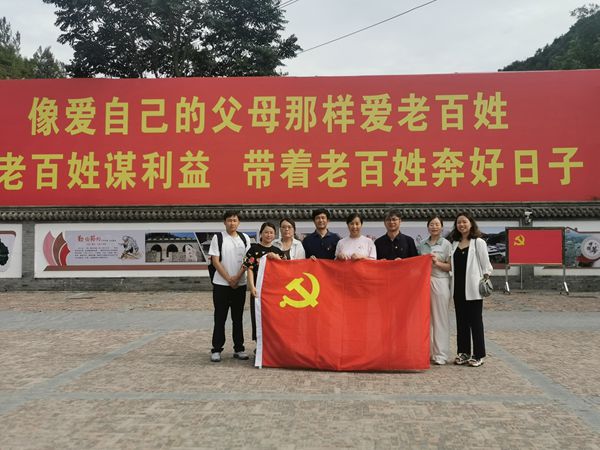 3206d821f24f49669a9a5c4d1a163ceb.jpg 读书班成员赴梁家河开展学习_副本.jpg