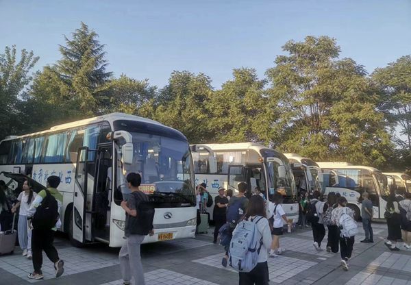 安全抵达北校区绣山广场_副本.jpg