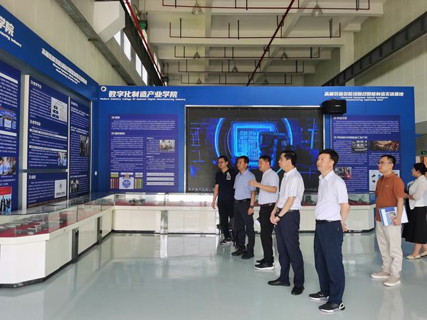 参观浙江工业大学数字化制作产业学院_副本.jpg
