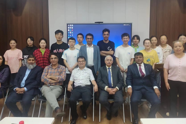 图片9:来访专家教授学术报告后与研究生合影留言_副本.jpg