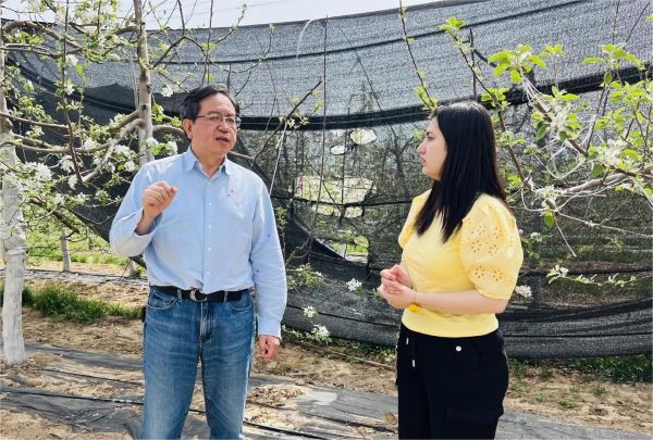 沙迪（右）与导师孙广宇教授交流.jpg