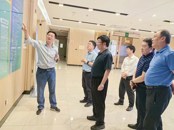 05吴普特调研崖州湾种子实验室.jpg