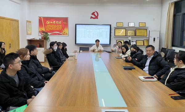 学院党委书记张岁平依次和学生交流_副本.jpg