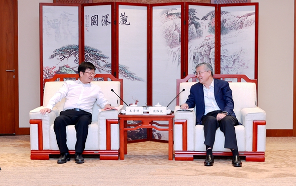 02吴普特与海南省委常委、三亚市委书记周红波座谈交流.jpg