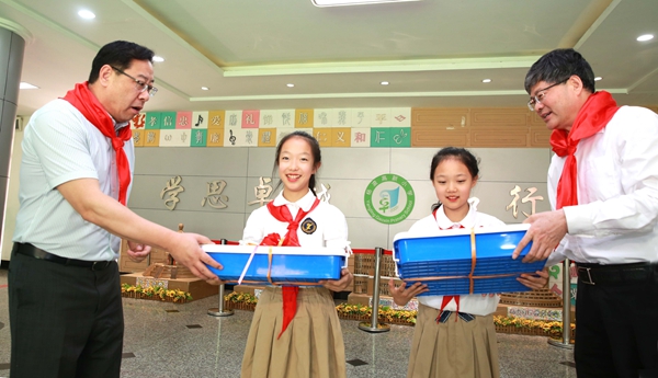 4黄思光、史高领向高新小学学生代表赠送节日礼物_副本.jpg