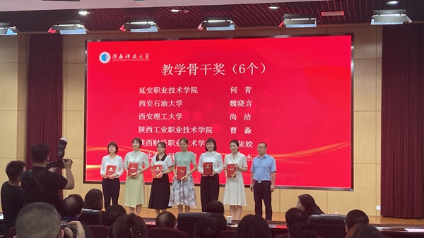 右二为牛雅杰老师_副本.jpg