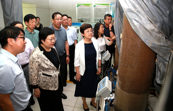 3乔杰一行参观学校旱区节水农业研究院作物根系监测试验研究工作_副本.jpg