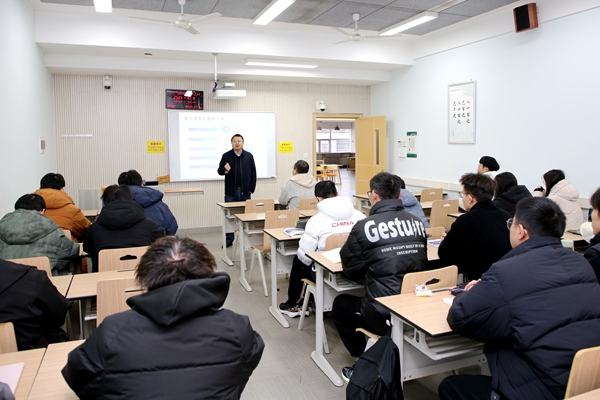 10机械与电子工程学院史颖刚副教授正在给学生讲授新学期第一课《虚拟仪器技术》.jpg