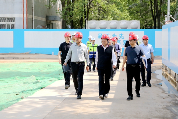 03吴普特在南校区学生公寓建设工地检查指导工作.jpg