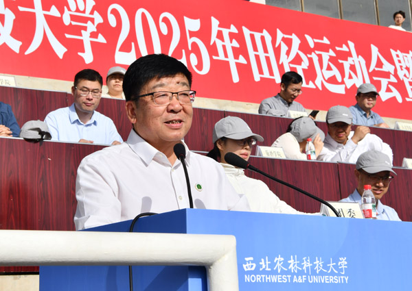 3、校长吴普特讲话并宣布学校举行2025年田径运动会暨第七届教学文化节开幕-0-支勇平摄影.JPG