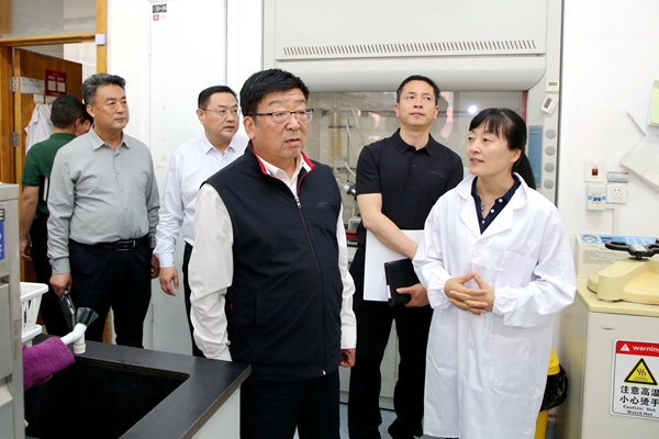 02吴普特在植保学院检查实验室安全工作.jpg