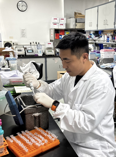 刘明宇在复旦大学实验室工作00.jpg