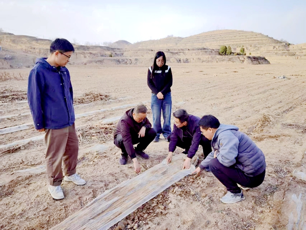 贾汉忠教授（左二）带领团队考察土壤中农膜源微塑料的防控措施_副本.jpg
