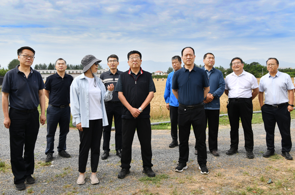 4、吴普特、韦革宏在农作一站看望慰问--支勇平摄影.JPG