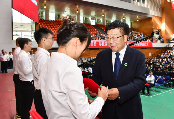 6、校长吴普特颁奖--支勇平摄影.JPG