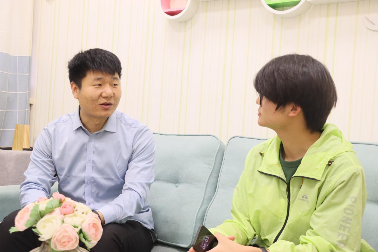 李睿智接受凤岗后辈严啸腾的采访.jpg