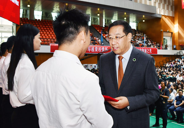 5、校党委书记黄思光颁奖--支勇平摄影.JPG