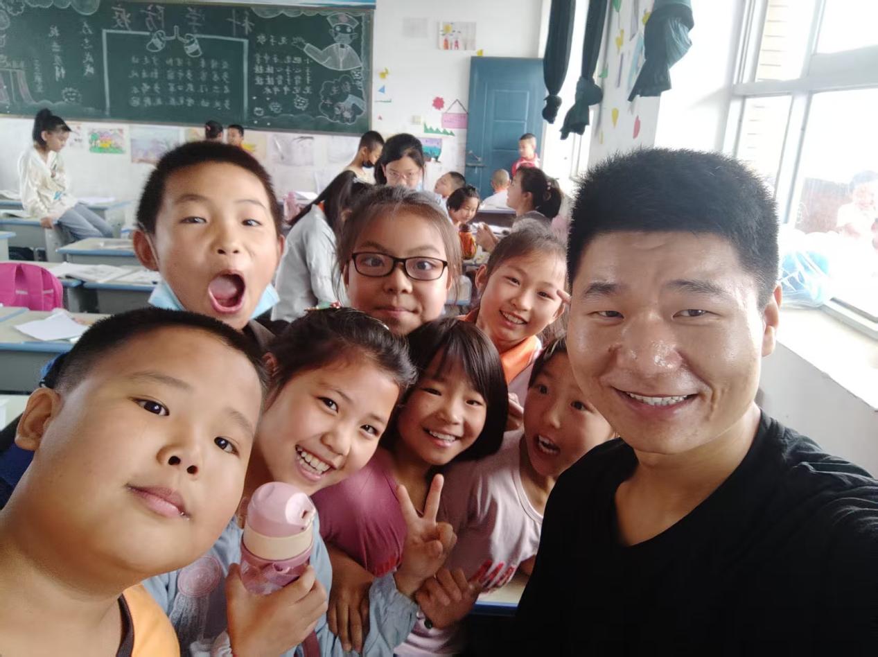 李睿智老师与澄城县城关三小的孩子们合影留念.jpg