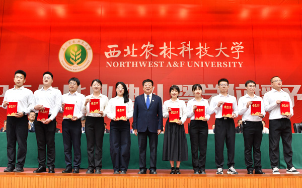 10、校长吴普特为2025年研究生优秀学位论文获得者代表颁奖并合影留念--支勇平摄影.JPG