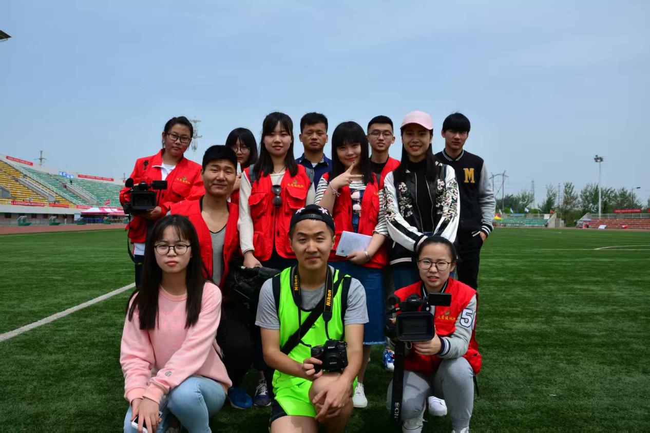 李睿智在校运会期间进行拍摄.jpg