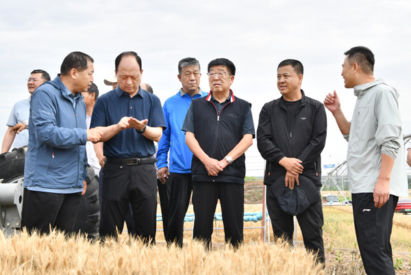 2、吴普特、韦革宏在曹新庄试验农场看望慰问--支勇平摄影.JPG