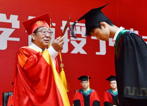 17、毕业典礼后举行了学位授予仪式，校长吴普特逐一为毕业拨穗--支勇平摄影.JPG
