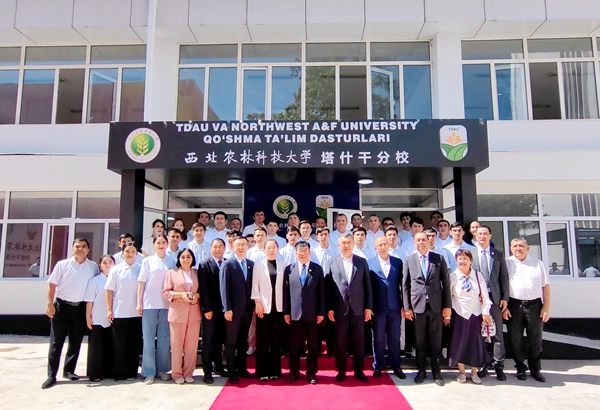 图片8-出席我校塔什干分校教学楼启用仪式_副本_副本.jpg