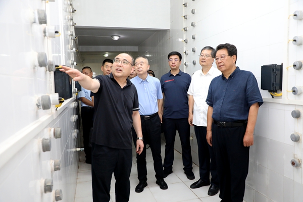 3参观学校旱区节水农业研究院_副本.jpg
